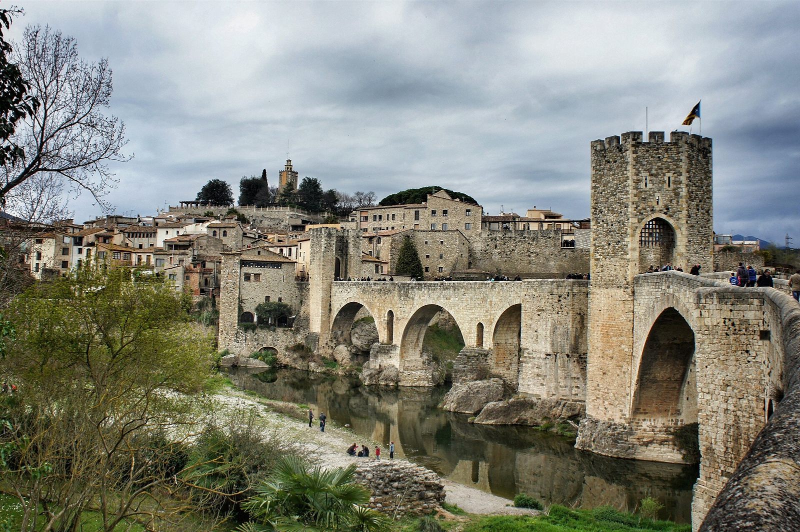 Besalú : le pont médiéval fortifié sur le Fluvià et le village de pierre.