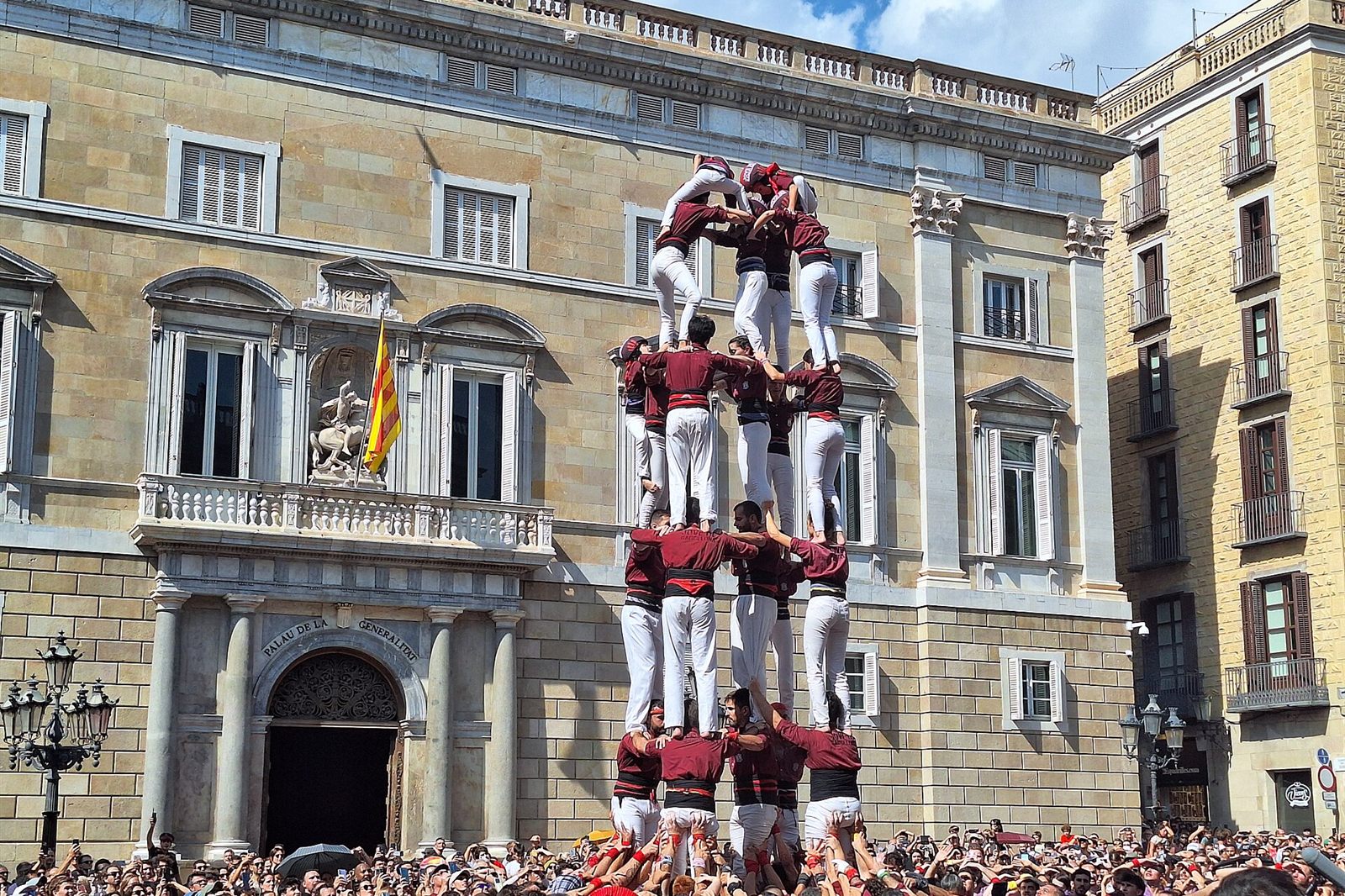 Un castell monté devant le palais de la Generalitat, place Sant Jaume à Barcelone, pendant la Mercè, avec l’enxaneta au sommet.