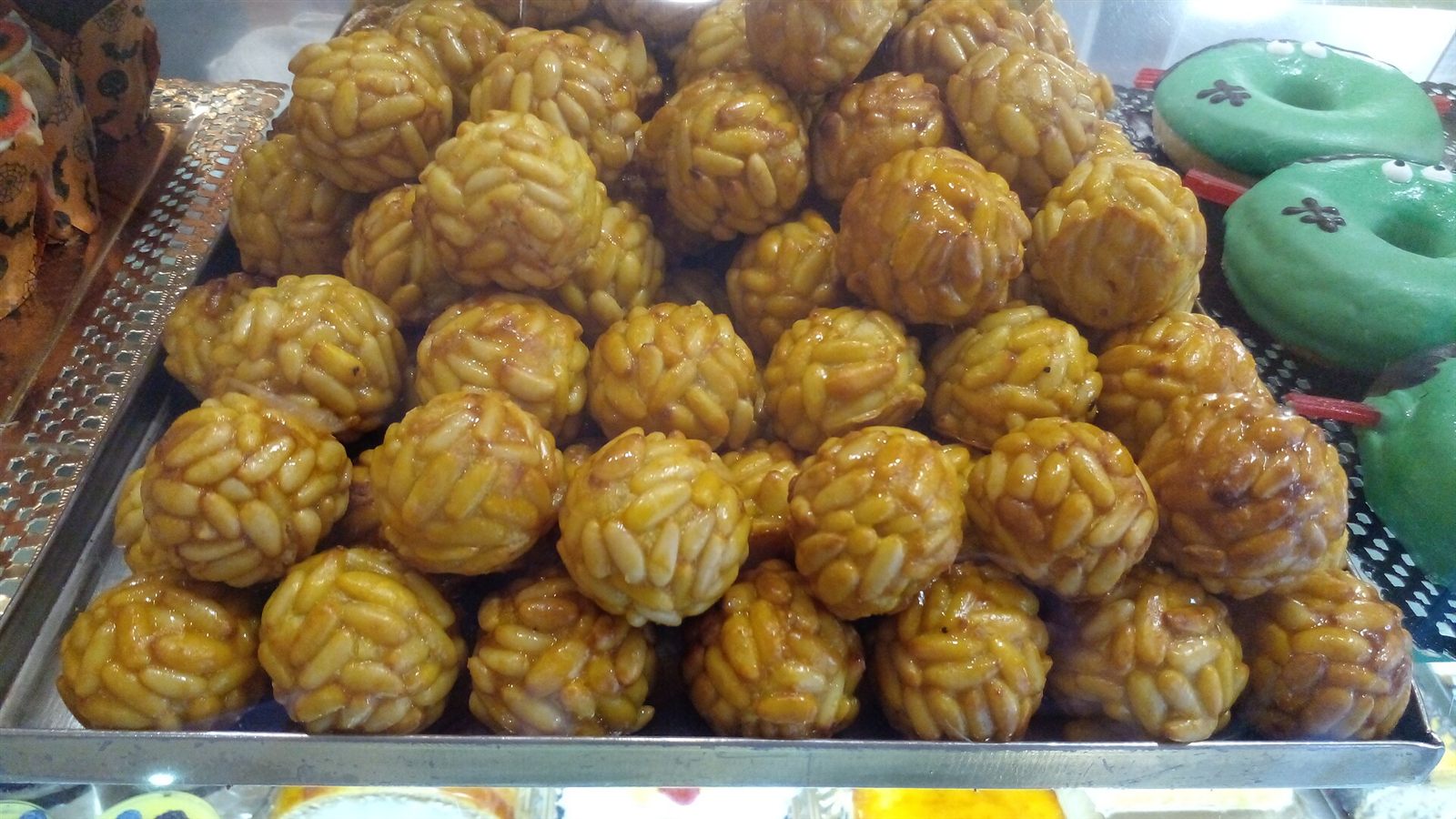 Un plateau de panellets aux pignons de pin dans une pâtisserie catalane.